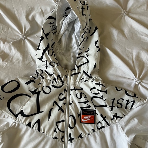 Nike Windbreaker Jacket Boys medium - Picture 2 of 3